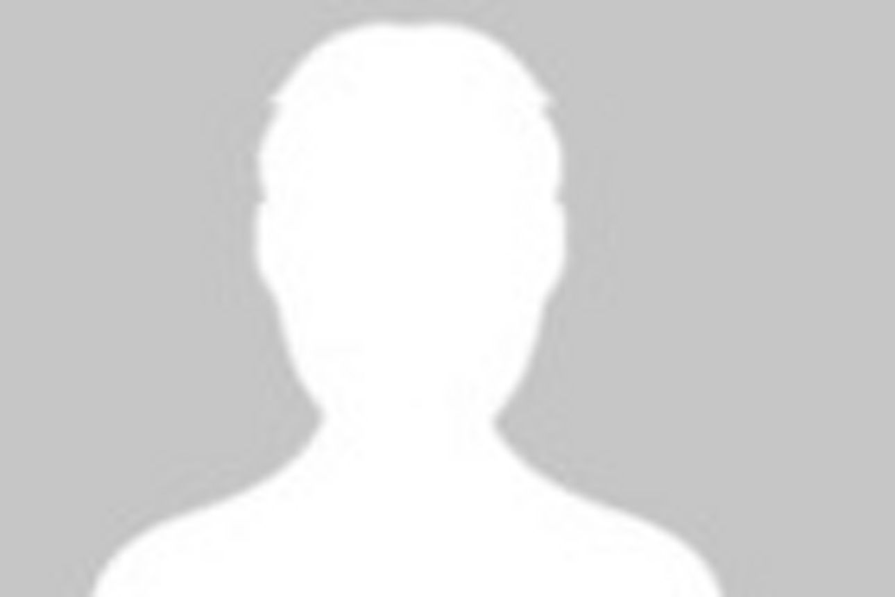 Silhouette eines Mannes mit kurzem Haar vor grauem Hintergrund.