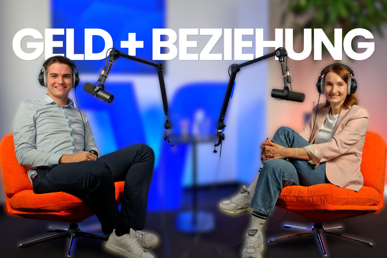 Zwei Personen mit Kopfhörern sitzen in einem Podcast-Studio vor Mikrofonen; darüber steht „Geld + Beziehung“.