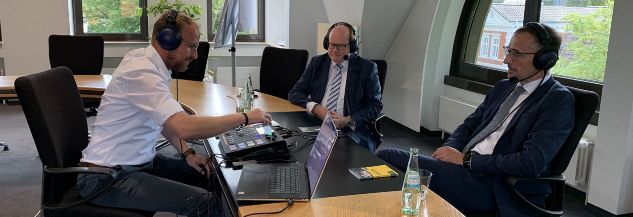 Der Podcastmoderator und die Vorstände der Volksbank Hellweg bei der Aufnahme