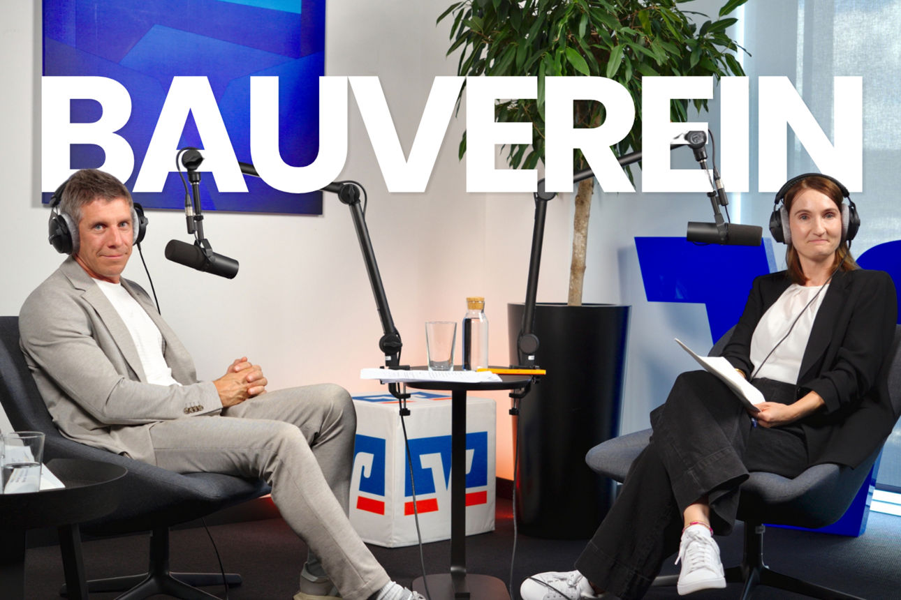 Zwei Personen mit Kopfhörern sitzen in einem Podcast-Studio vor Mikrofonen; darüber steht „BAUVEREIN“.