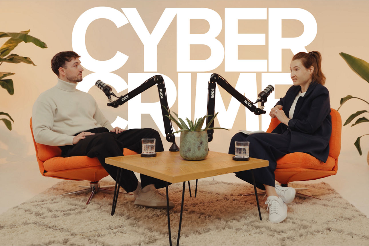 Podcast-Aufnahme-im-Studio-mit-CYBERCRIME-Schriftzug