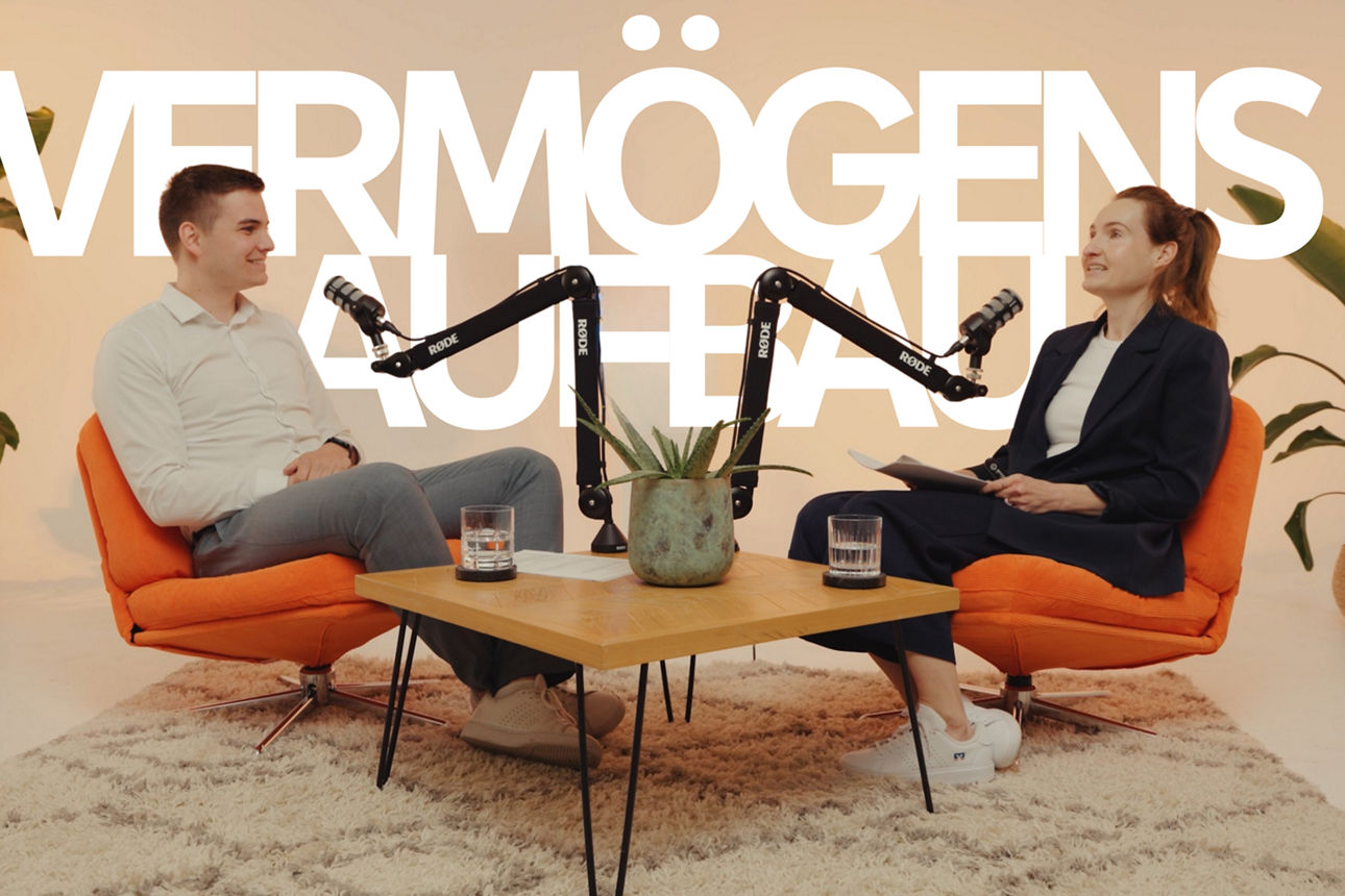 Zwei Personen sitzen sich mit Mikrofonen in einem Podcast-Studio gegenüber, im Hintergrund steht „Vermögensaufbau“.