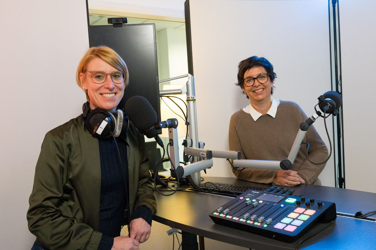 Hostin Kerstin Pelster und Fachexpertin für Bauen, Wohnen und Energie Maren Leukert im Podcaststudio der Geldfabrik.