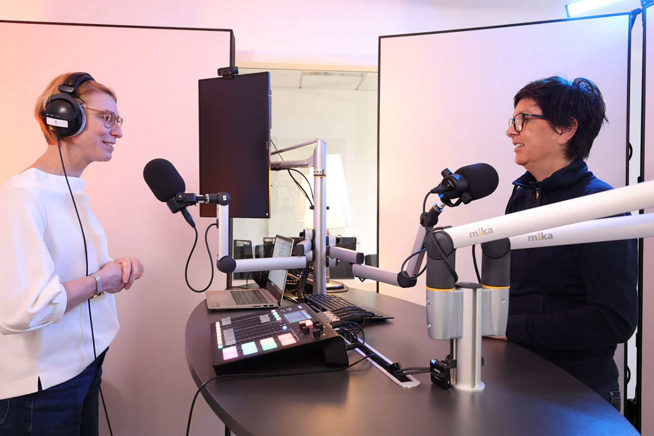 Hostin Kerstin Pelster und Fachexpertin für Bauen, Wohnen und Energie Maren Leukert im Podcaststudio der Geldfabrik.