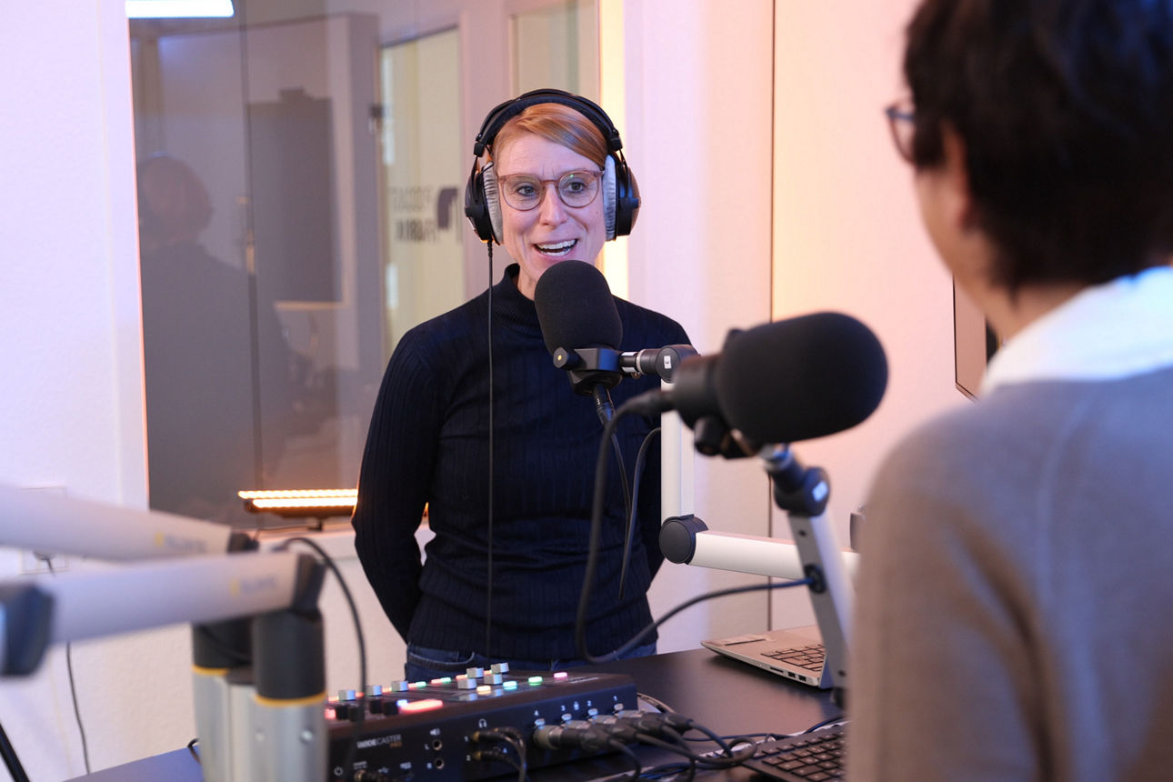 Hostin Kerstin Pelster und Fachexpertin für Bauen, Wohnen und Energie Maren Leukert im Podcaststudio der Geldfabrik.