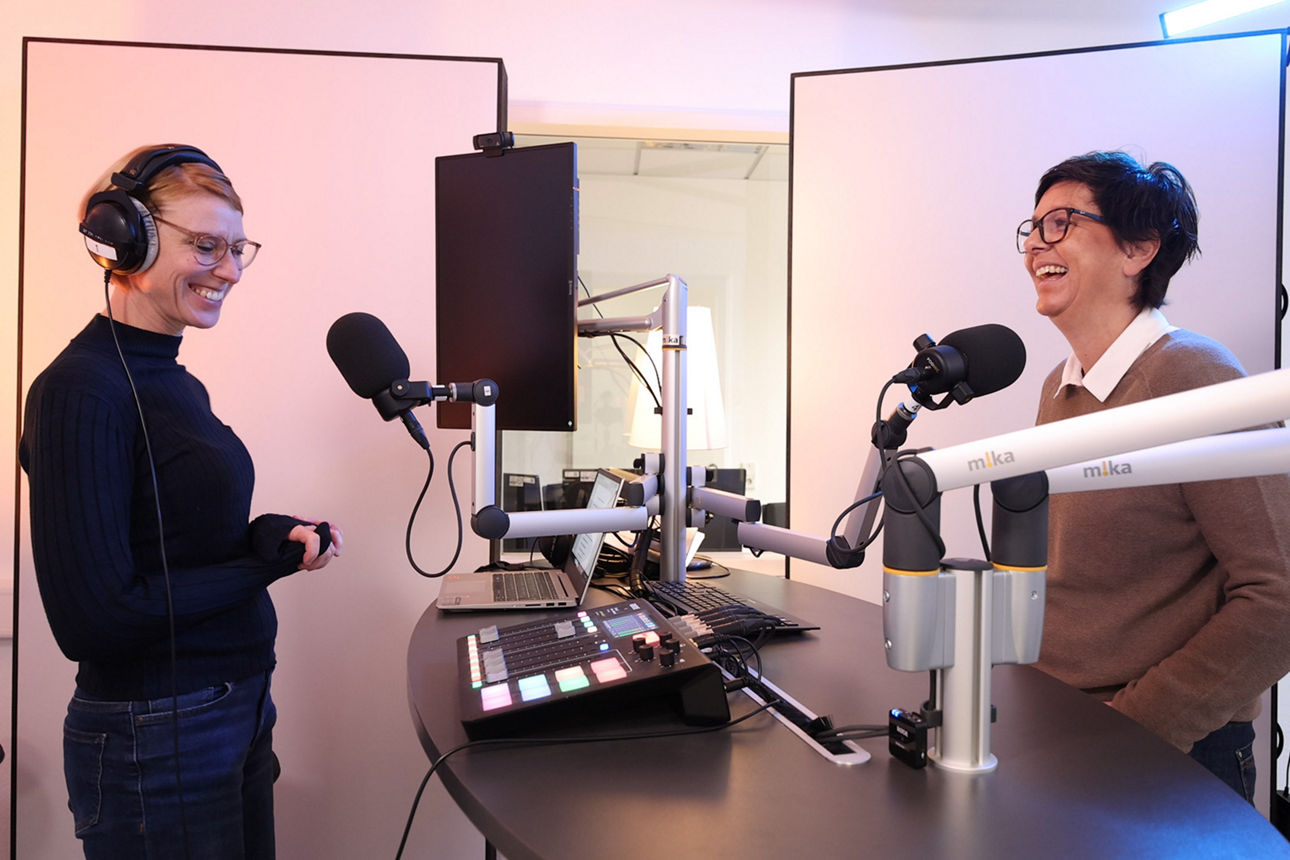 Hostin Kerstin Pelster und Fachexpertin für Bauen, Wohnen und Energie Maren Leukert im Podcaststudio der Geldfabrik.