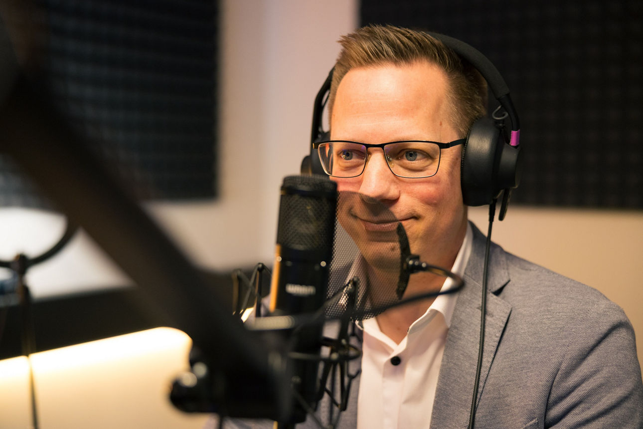 Markus Krone, Leiter Portfoliomanagement bei der Volksbank in Ostwestfalen im Podcaststudio Geldfabrik.