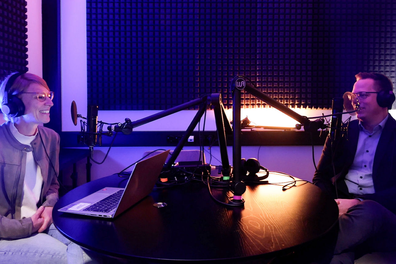 Markus Krone, Leiter Portfoliomanagement bei der Volksbank in Ostwestfalen und Hostin Kerstin Pelster im Podcaststudio der Geldfabrik.