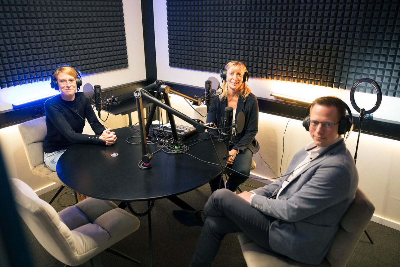 Hostin Kerstin Pelster, Christin Müßigbrodt und Markus Krone im Podcaststudio der Geldfabrik.
