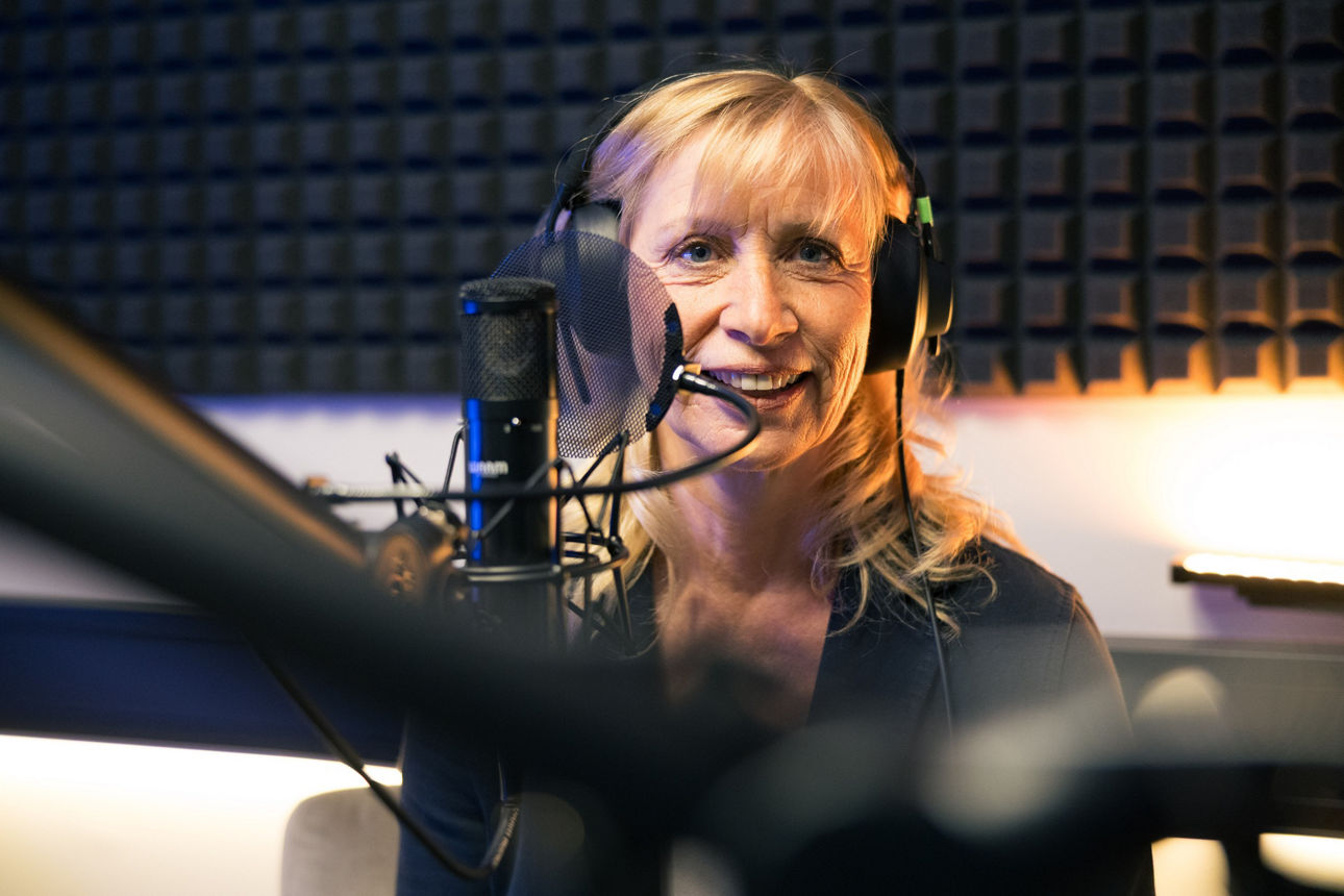 Christin Müßigbrodt, Portfoliospezialistin bei der Volksbank in Ostwestfalen im Podcaststudio Geldfabrik.