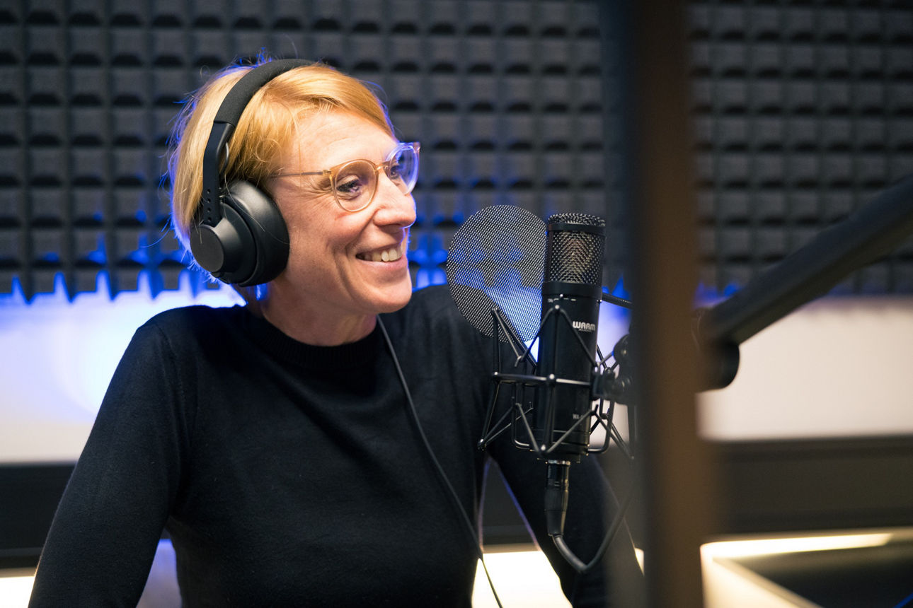 Hostin Kerstin Pelster im Podcaststudio Geldfabrik der Volksbank in Ostwestfalen.