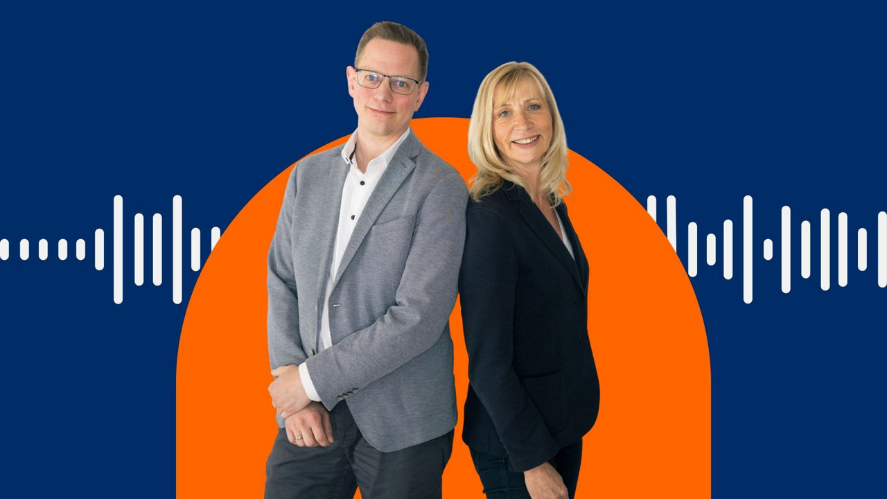 Markus Krone, Leiter Portfoliomanagement und Christin Müßigbrodt, Portfoliospezialistin bei der Volksbank in Ostwestfalen beim Podcast Geldfabrik.