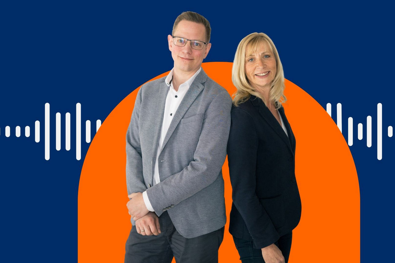 Markus Krone, Leiter Portfoliomanagement und Christin Müßigbrodt, Portfoliospezialistin bei der Volksbank in Ostwestfalen beim Podcast Geldfabrik.