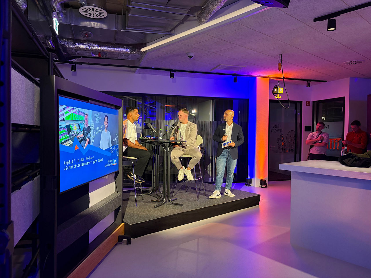 Live in der VR-Bar: Host Marc „Agy“ Agyemang, VAR Pascal Müller und Anastasios Damianidis