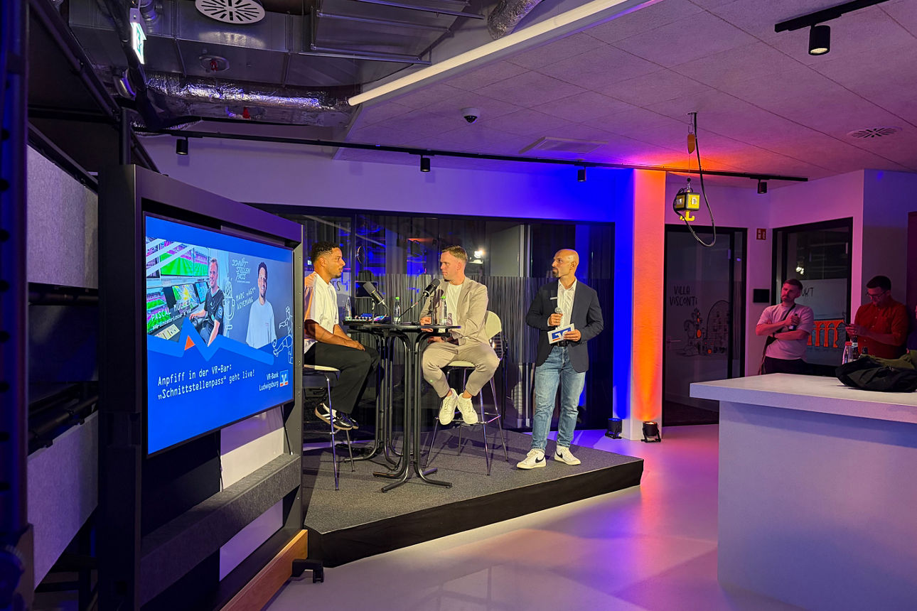 Live in der VR-Bar: Host Marc „Agy“ Agyemang, VAR Pascal Müller und Anastasios Damianidis
