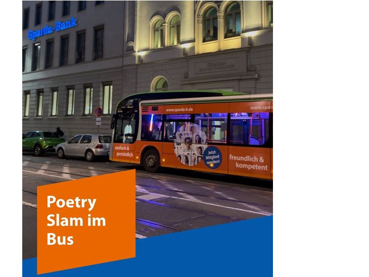 Ein Bus vor der Sparda-Bank am Abend; dazu der Text "Poetry Slam im Bus"
