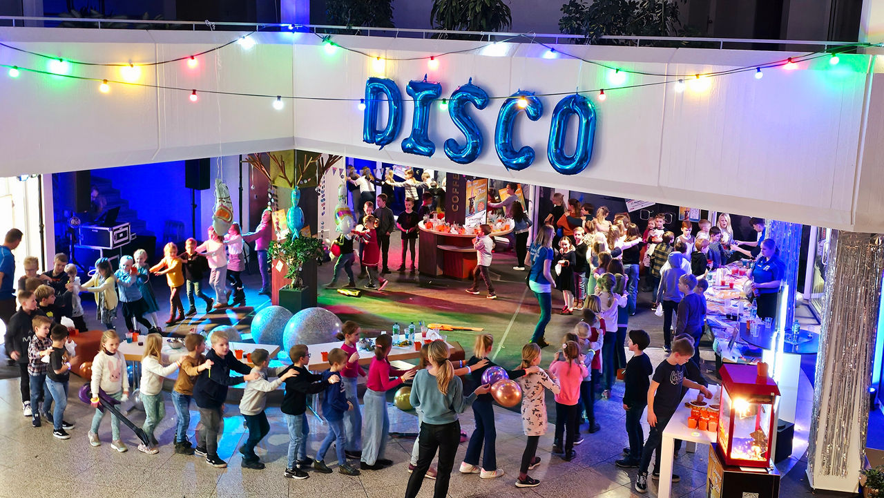 Eine lebhafte Atmosphäre einer Kinderdisco
