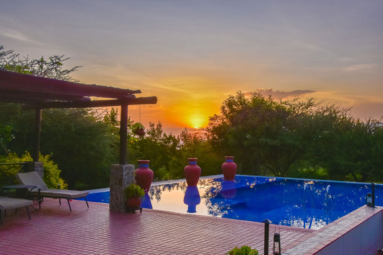 Blick auf einen Pool mit Sonnenuntergang