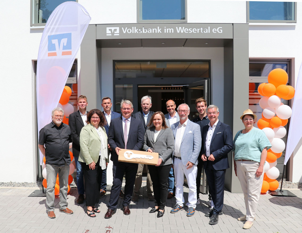 Verschiedene Personen vor einem Eingangsportal