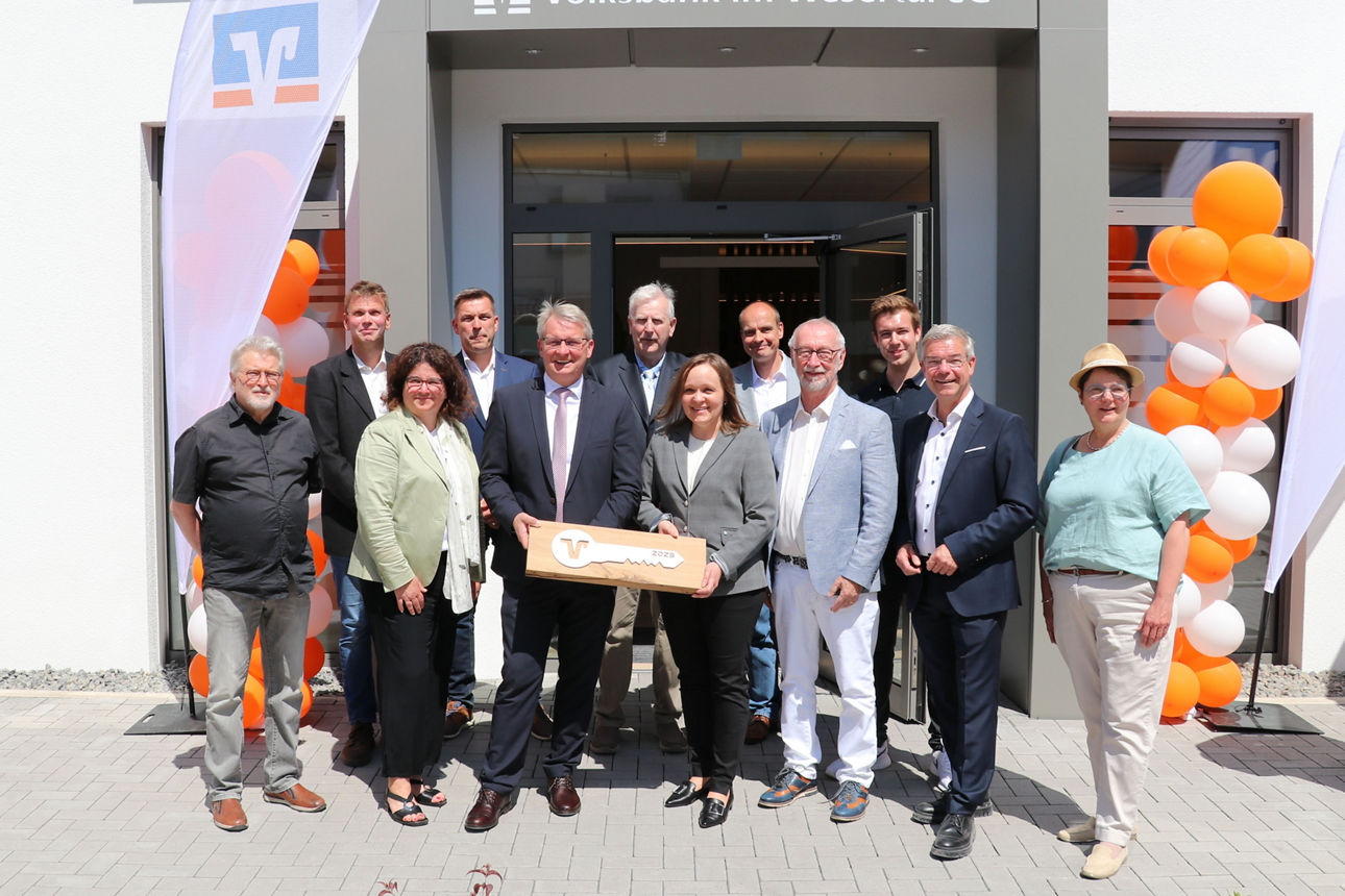 Verschiedene Personen vor einem Portal