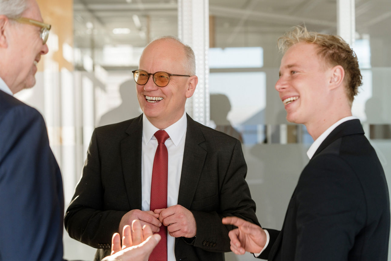 Drei Portfoliomanagement-Mitarbeiter im Gespräch