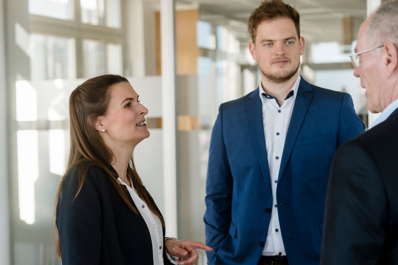 Portfoliomanagement-Mitarbeiterin und Portfoliomanagement-Mitarbeiter im Gespräch
