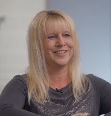 Eine blonde Frau lächelt