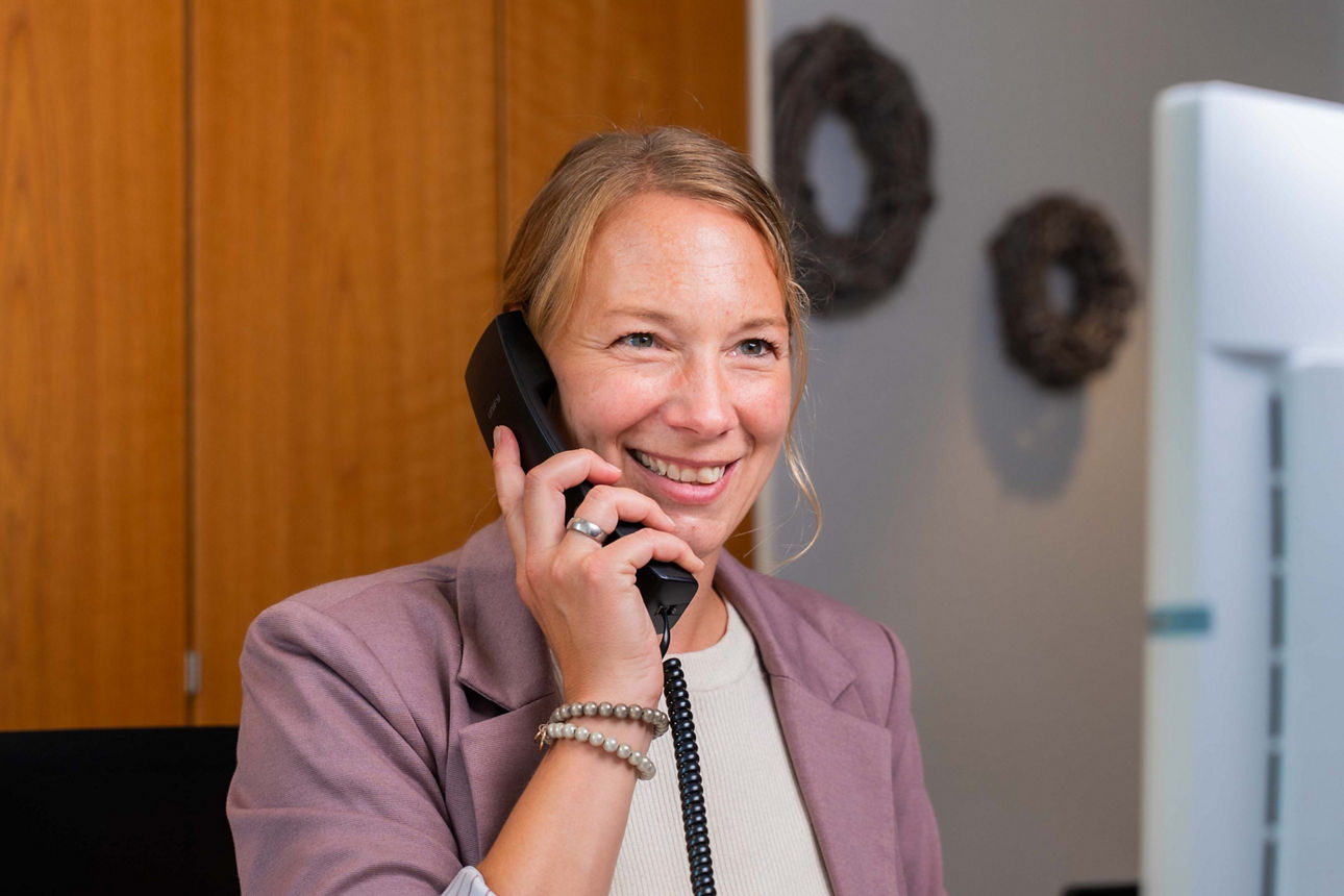 Beraterin in Bankfiliale am Telefon