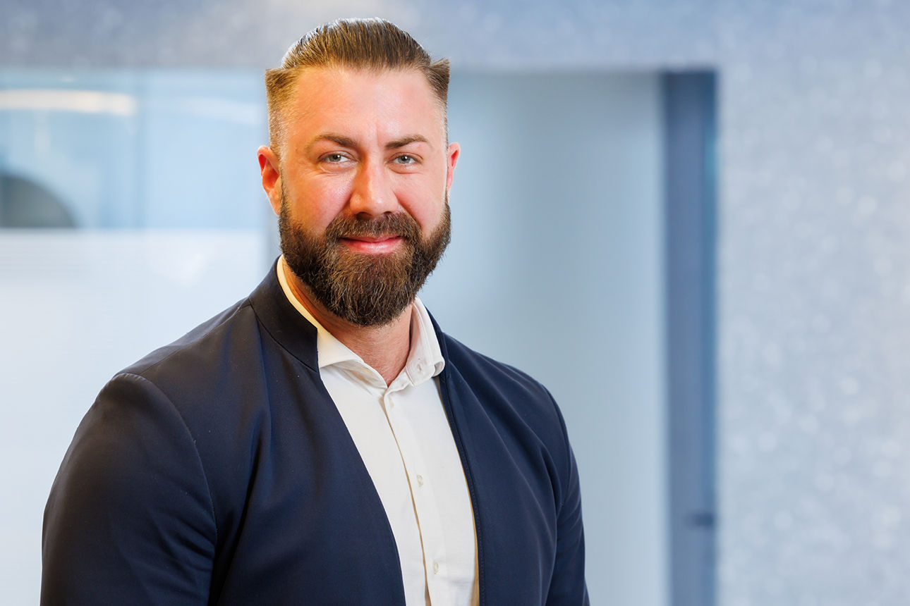 Florian Schuster – R+V