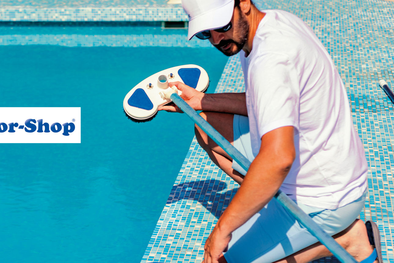 Mann beim Poolsäubern