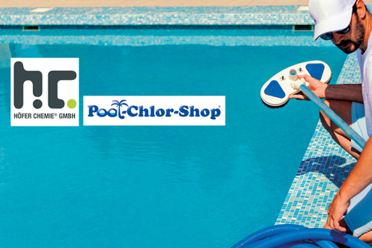 Mann beim Poolreinigen