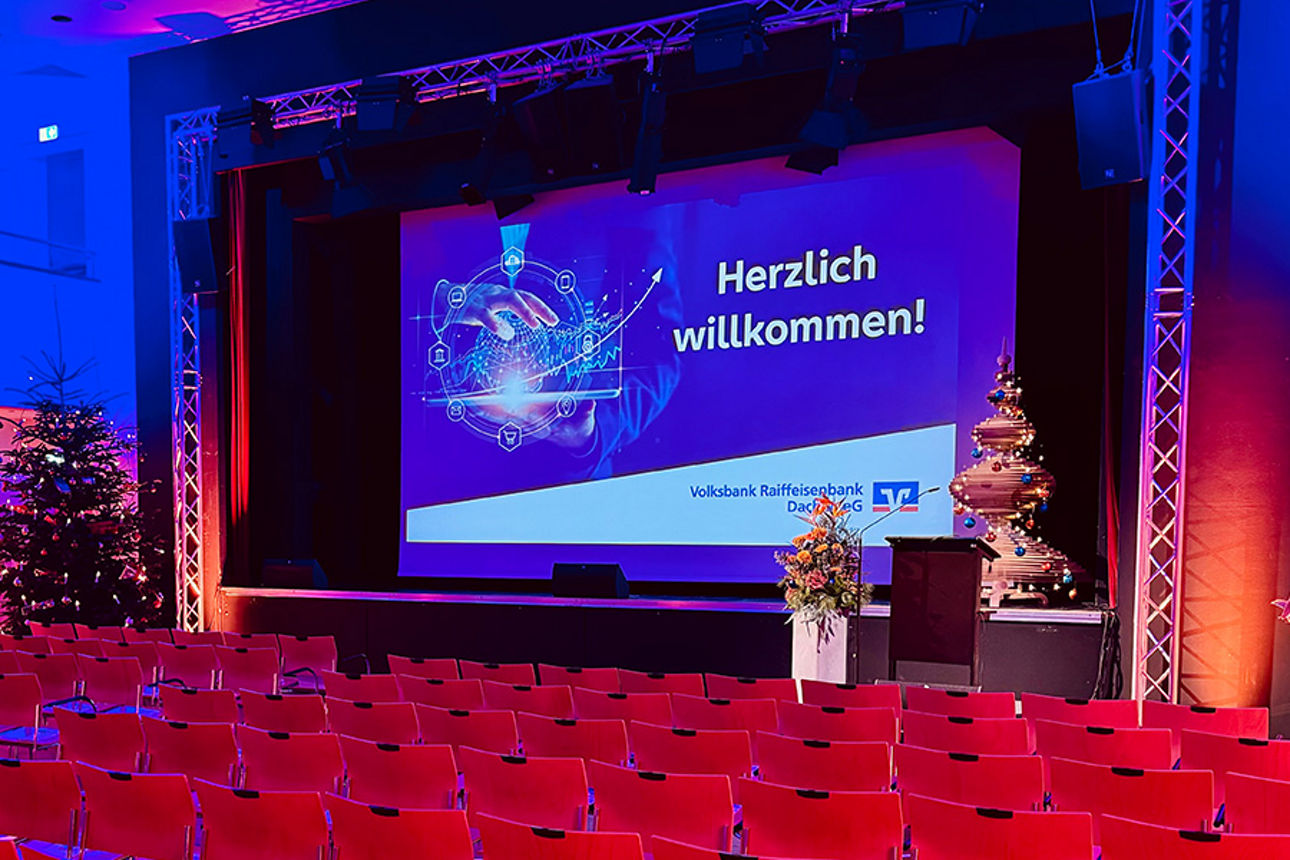 Vortrag in einem Theatersaal mit Menschen