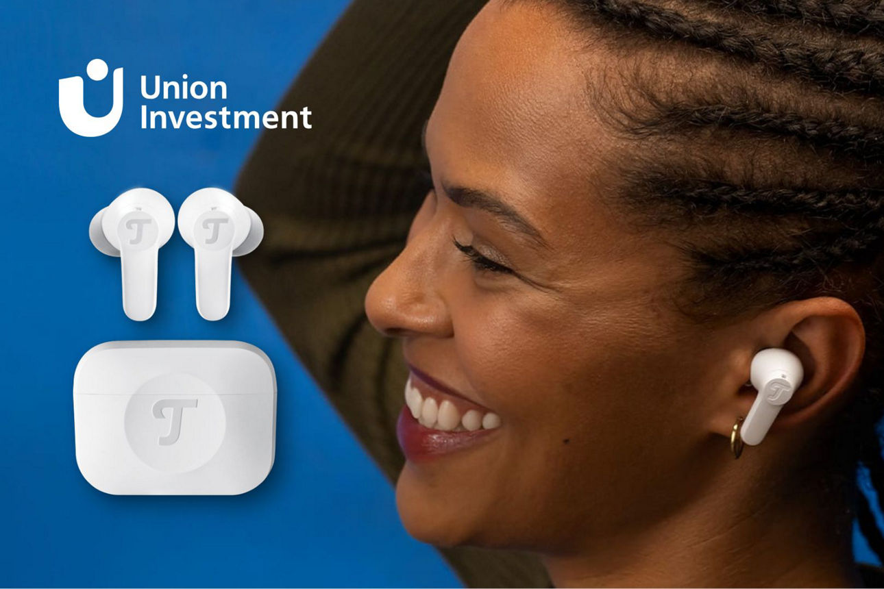 Junge Frau und daneben ein paar in ear Kopfhörer