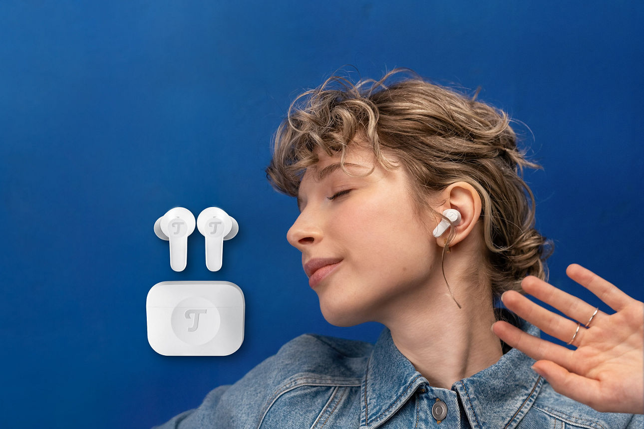 Junge Frau mit In-Ear-Kopfhörer im Ohr 