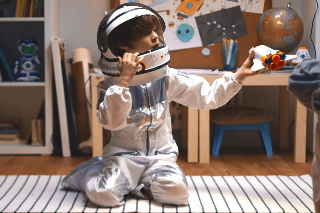 Kind mit Raumfahreranzug und Helm