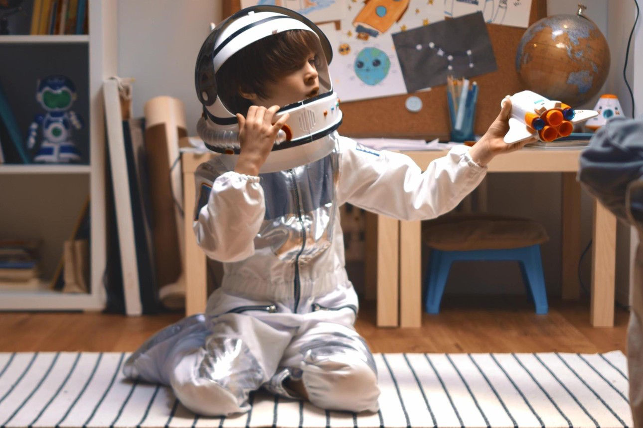 Kind mit Raumfahreranzug und Helm