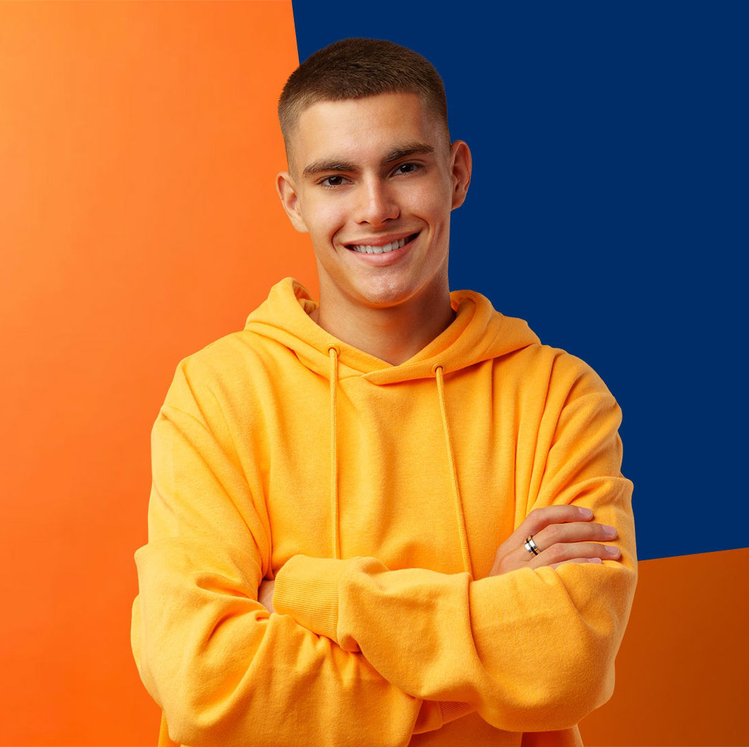 Foto eines jungen Mannes im orangefarbenen Pulli