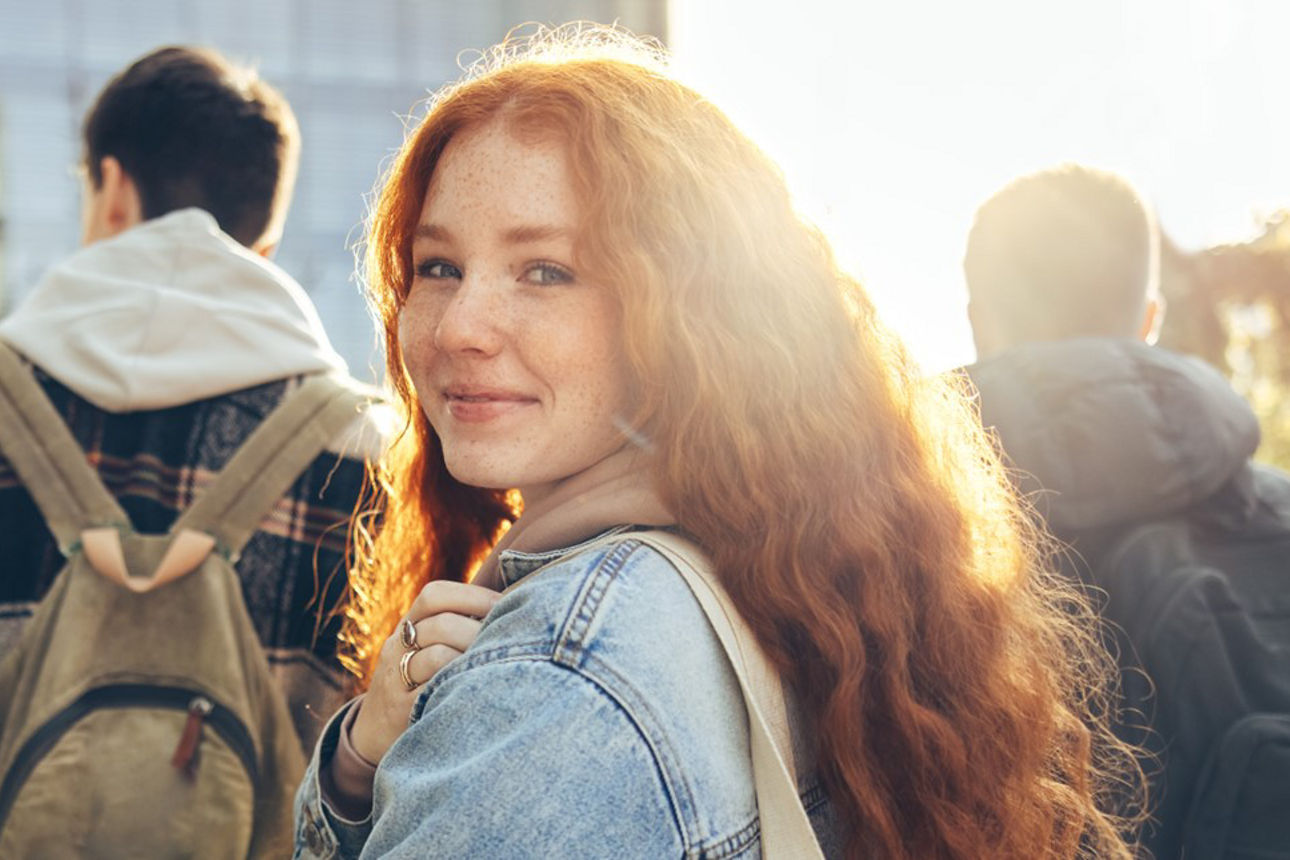 Junges Mädchen auf dem Weg zur Schule