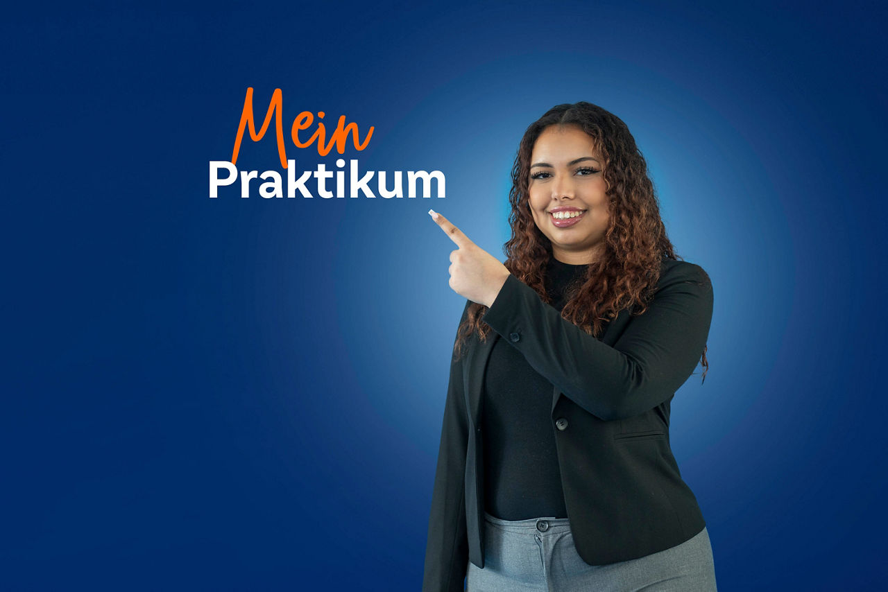 Junge Frau zeigt mit Finger auf Schriftzug "Mein Praktikum"