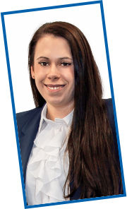 Auf dem Bild ist Michelle Prang, Beraterin der R+V, zu sehen.