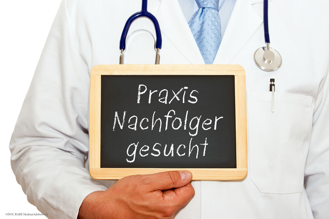 Schiefertafel mit Aufschrift "Praxis-Nachfolger gesucht"