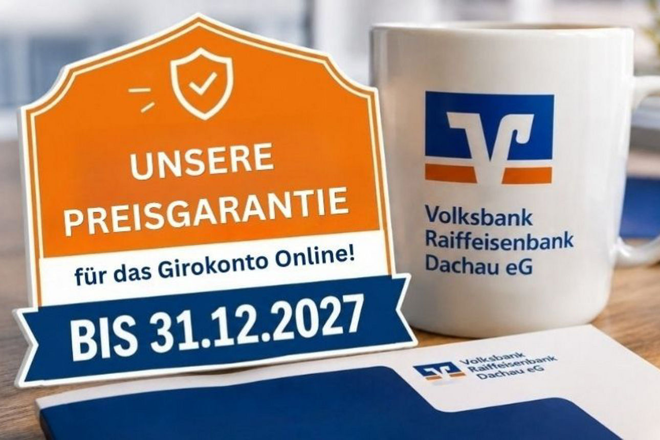 Eine Tasse mit Infos zum Kontomodell steht auf einem Tisch