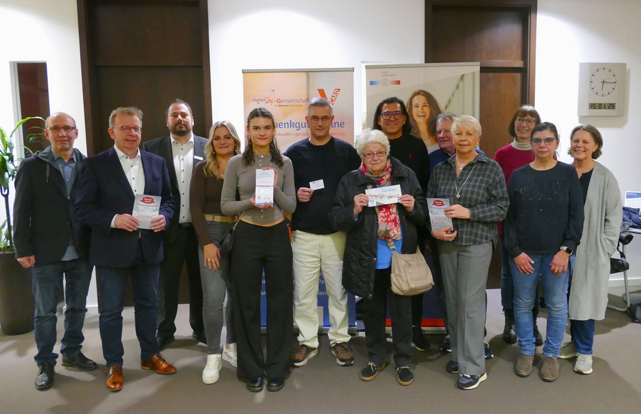 Gruppenfoto von der 16. Preisverleihung zum Weihnachtsgewinnspiel