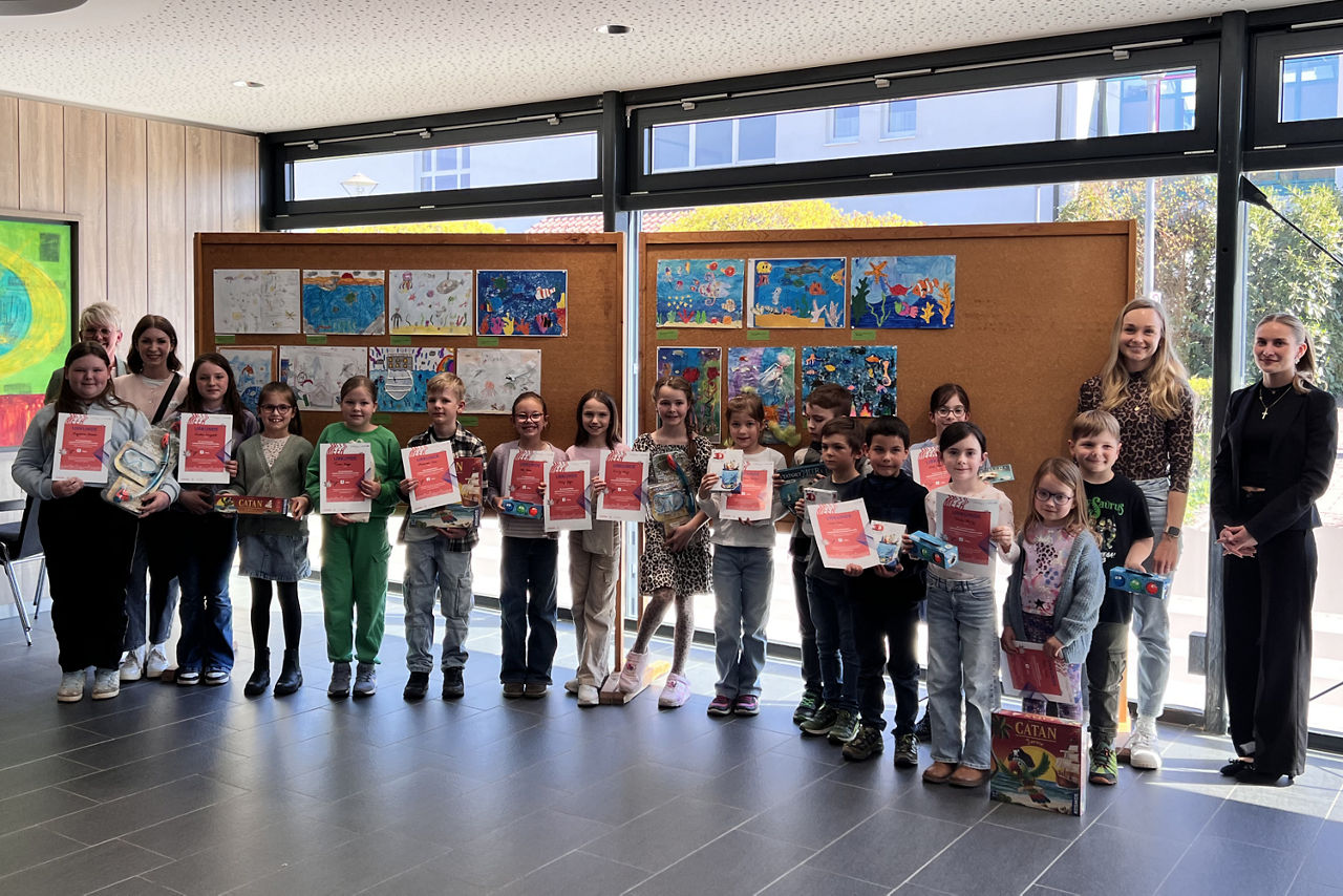 Siegerkinder mit Bankmitarbeiterinnen und Lehrerinnen