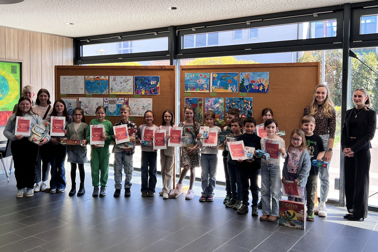 Zwei junge Leute mit Laptop in einer Firmengarage