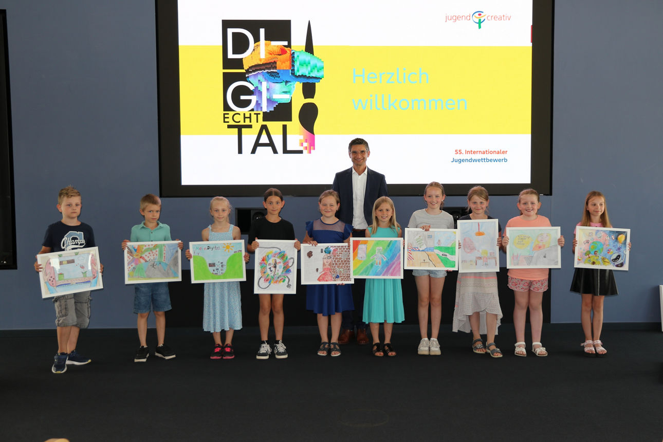 Preisverleihung bei „jugend creativ“: Die VR Bank Main-Kinzig-Büdingen ehrt junge Talente für ihre kreativen Werke zum Thema „Digitale Welt“.