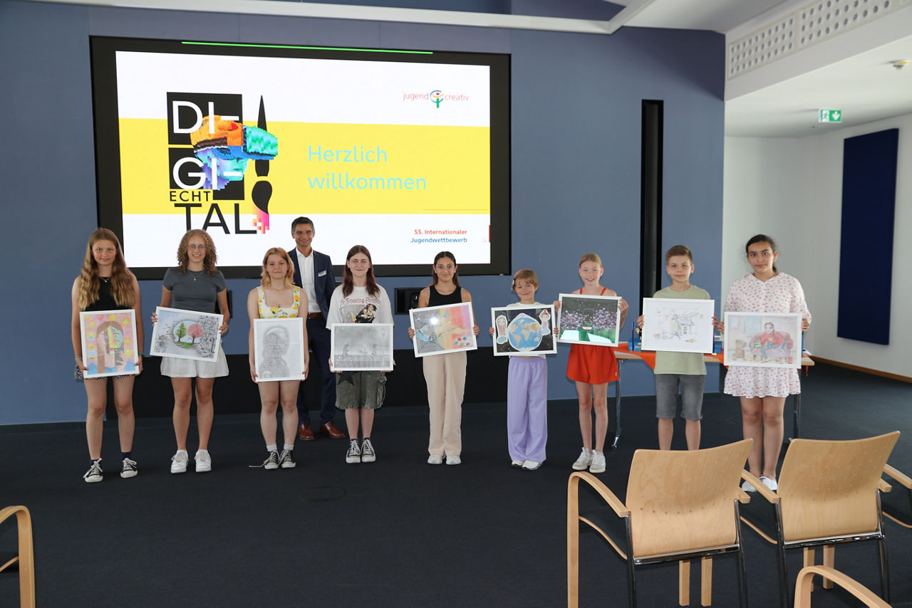 Preisverleihung bei „jugend creativ“: Die VR Bank Main-Kinzig-Büdingen ehrt junge Talente für ihre kreativen Werke zum Thema „Digitale Welt“.