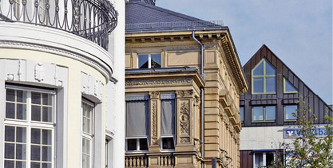 Bildausschnitt von 3 Bankgebäuden