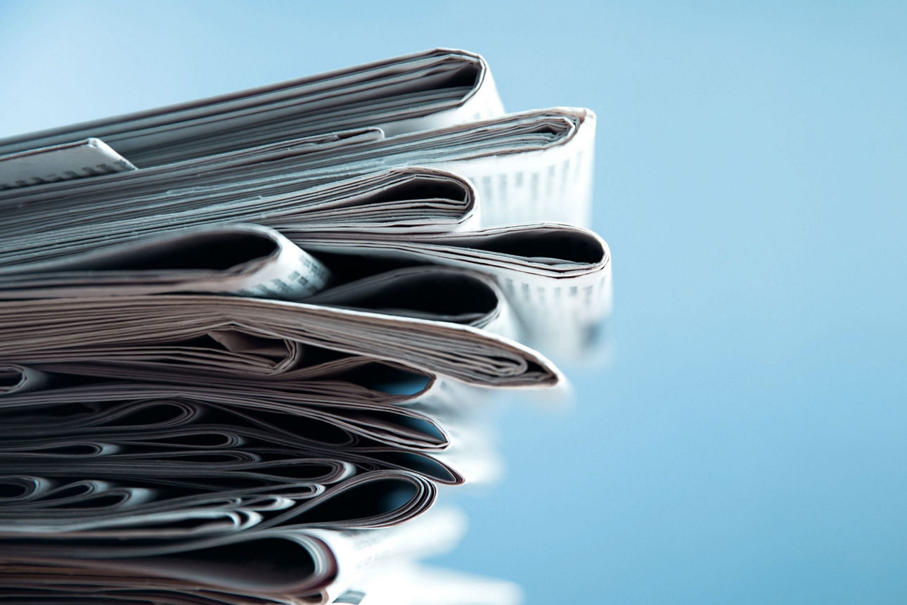 Aufeinandergestapelte Zeitungen