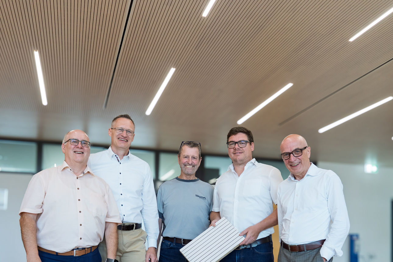Gruppenfoto der Projektbeteiligten in der modernisierten Cafeteria in Waldshut mit neuer Akustikdecke.